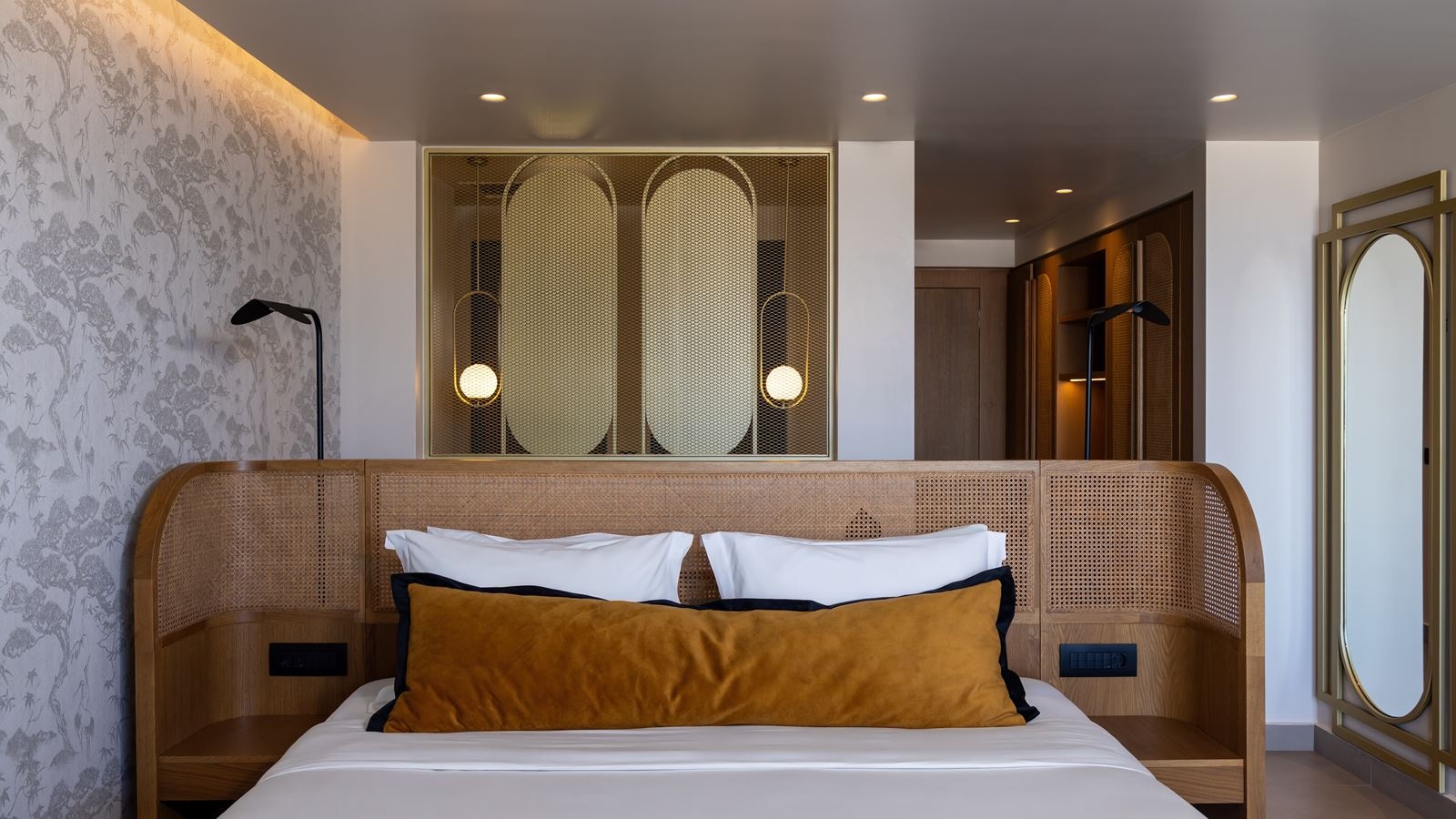 rooms-ivory-gold-suite-side-seaview-individual-pool