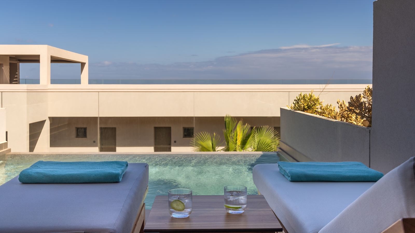 rooms-ivory-gold-suite-side-seaview-individual-pool