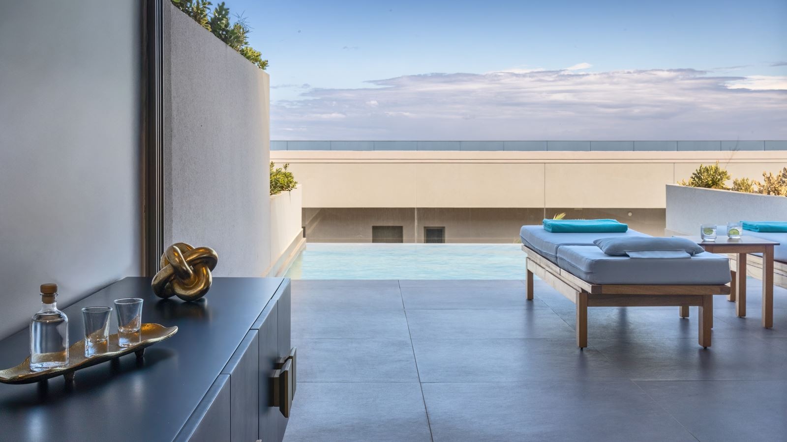 rooms-ivory-gold-suite-side-seaview-individual-pool