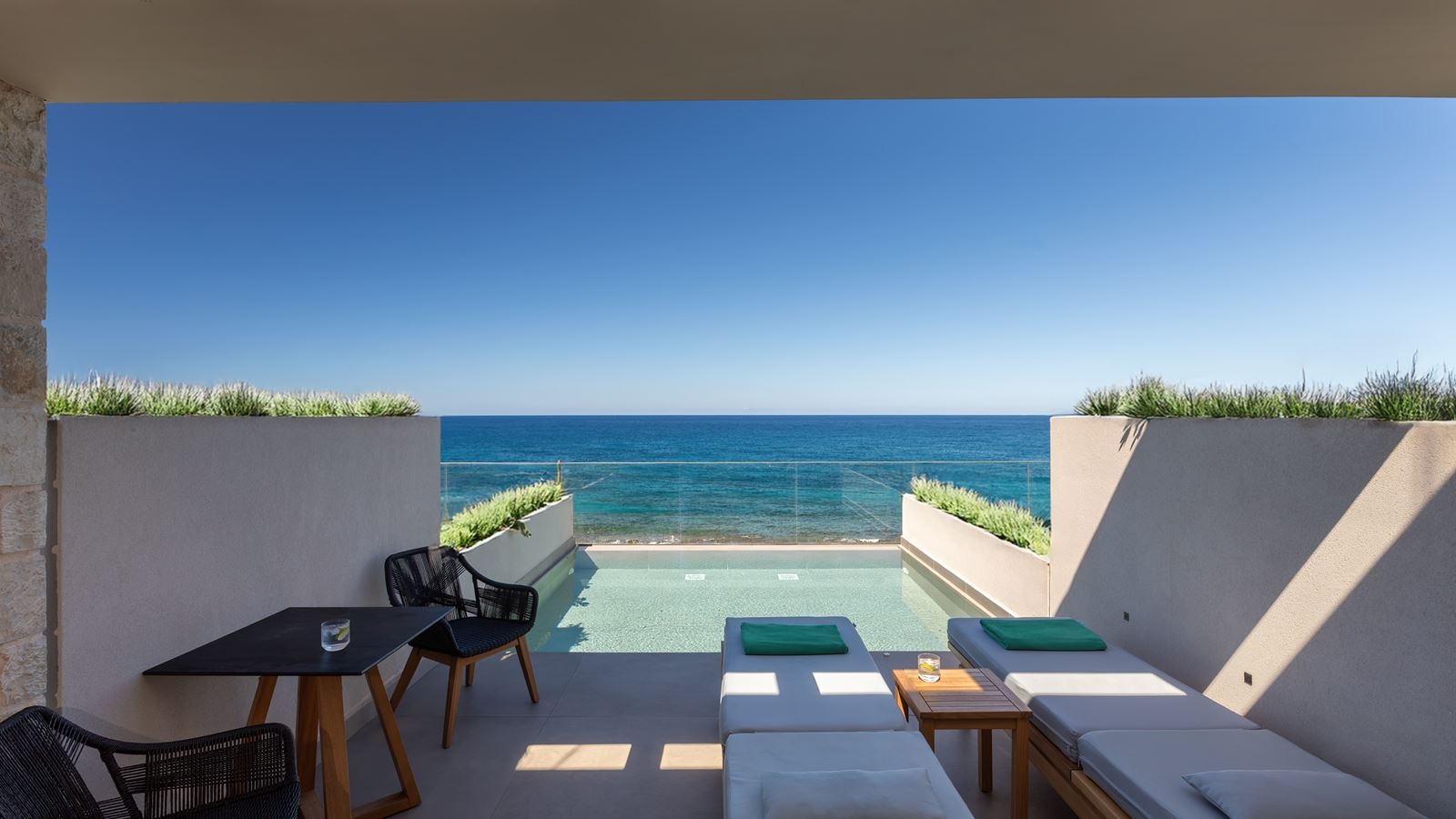 rooms-ivory-gold-suite-seaview-individual-pool