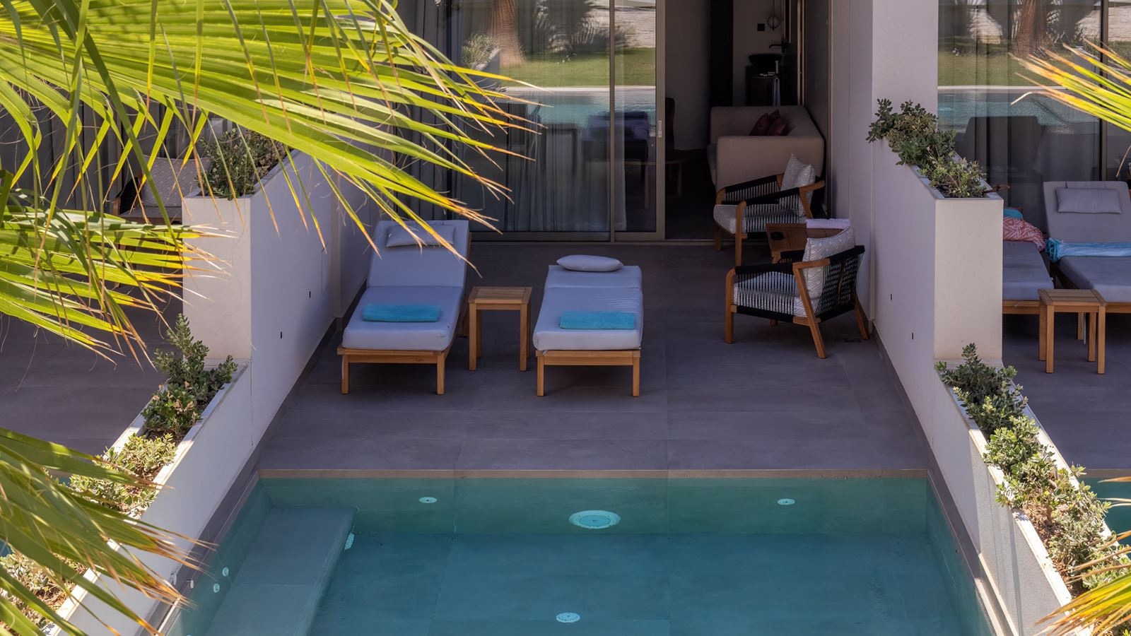 rooms-rouge-gold-maisonette-suite-individual-pool