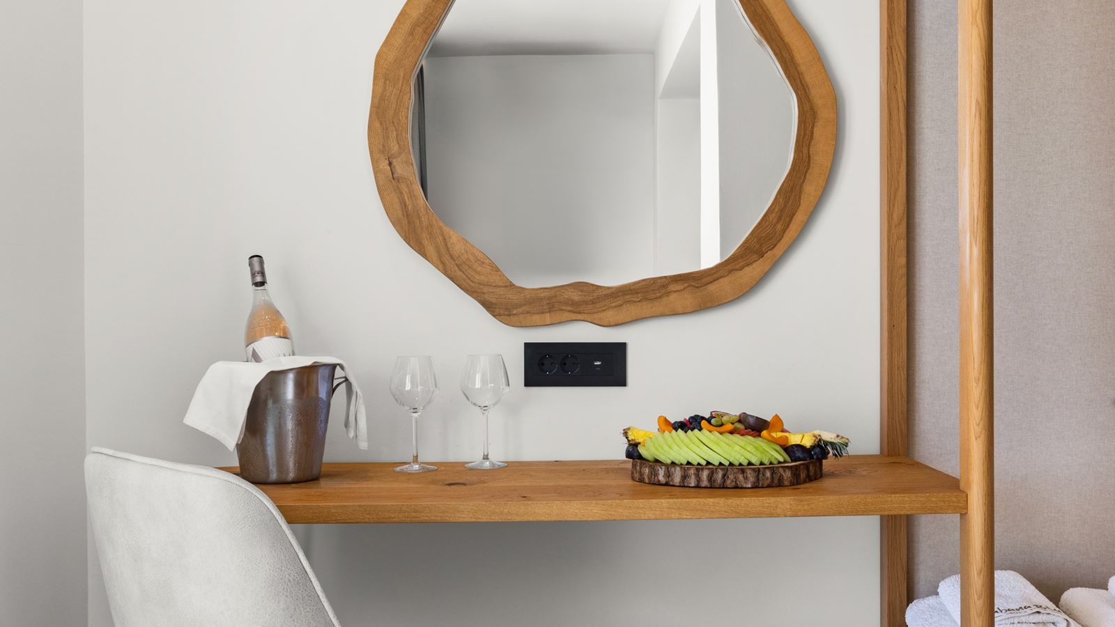 rooms-lifestyle-suite-pool-and-direct-sea-view