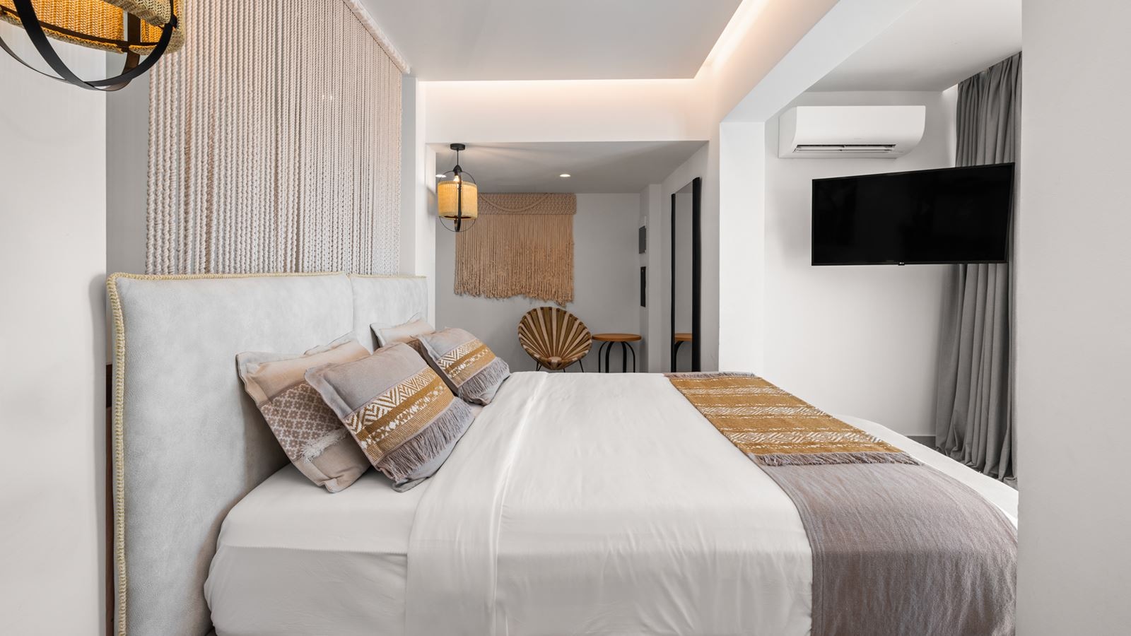 rooms-lifestyle-suite-pool-and-side-sea-view