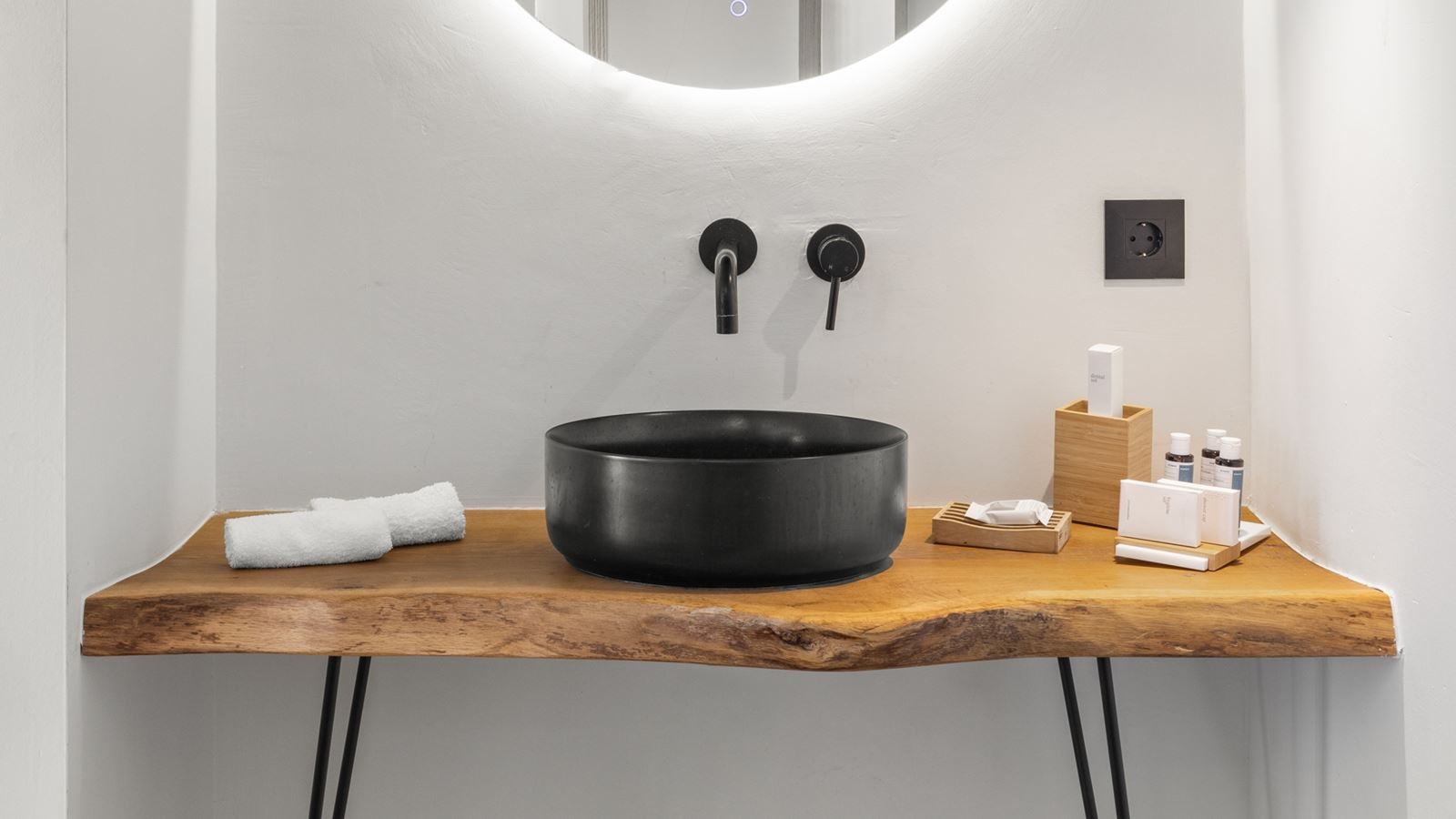 rooms-lifestyle-suite-pool-and-side-sea-view