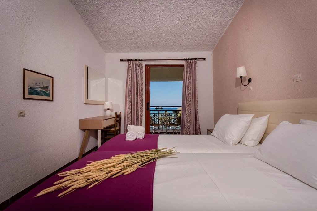 rooms-classic-double-room-partial-sea-view