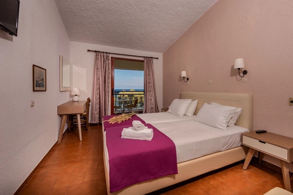 rooms-classic-double-room-partial-sea-view