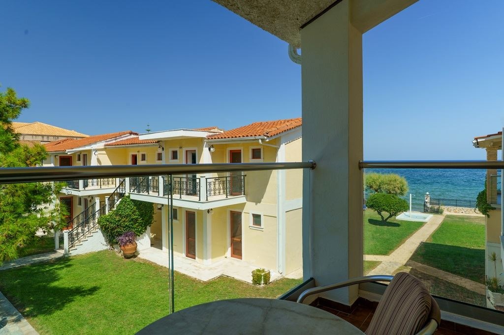 rooms-classic-double-room-partial-sea-view