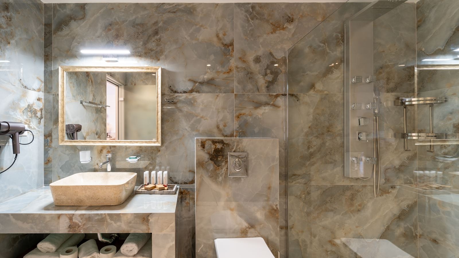 rooms-deluxe-king-suite