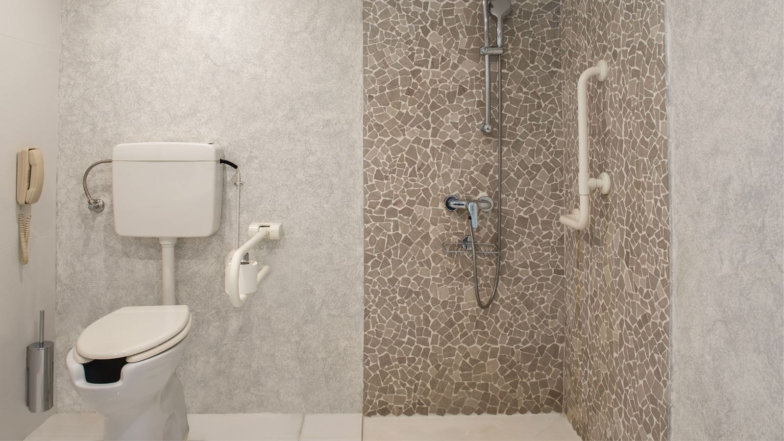 rooms-twin-mountain-view-customized-for-mobility-needs