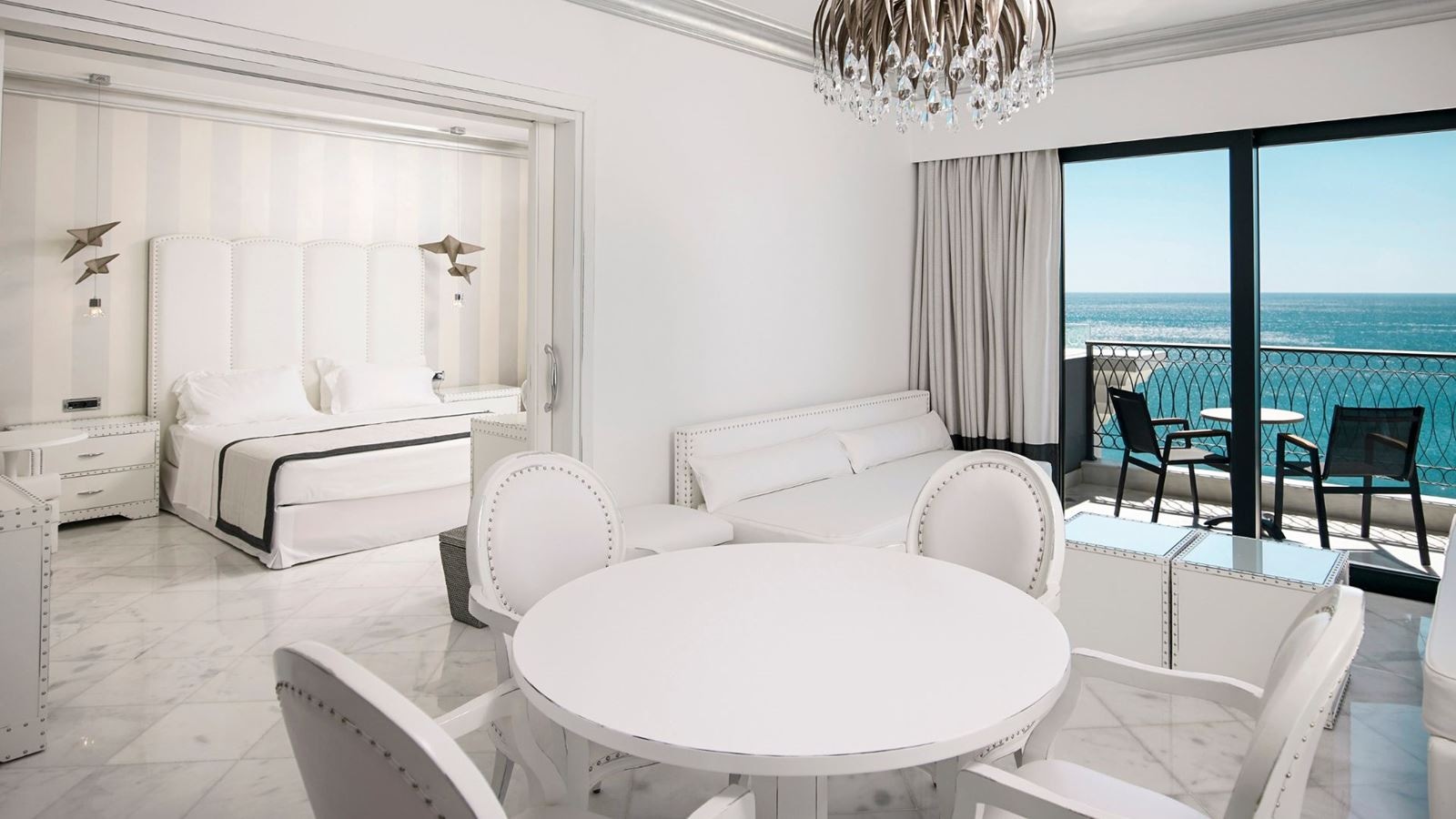 rooms-presidential-suite-sea-view-with-jacuzzi