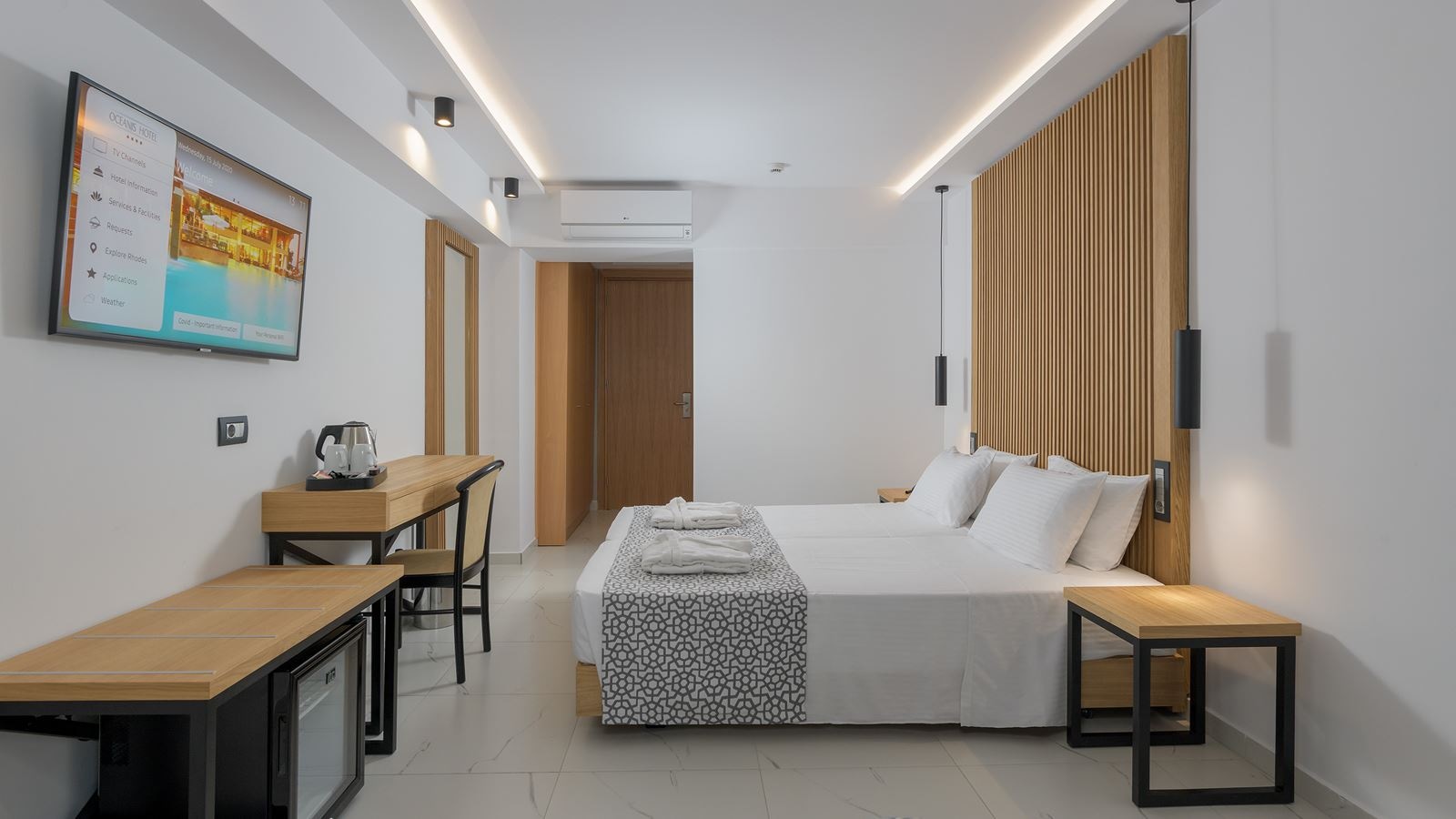 rooms-room-superior-triple-sea-view-balcony