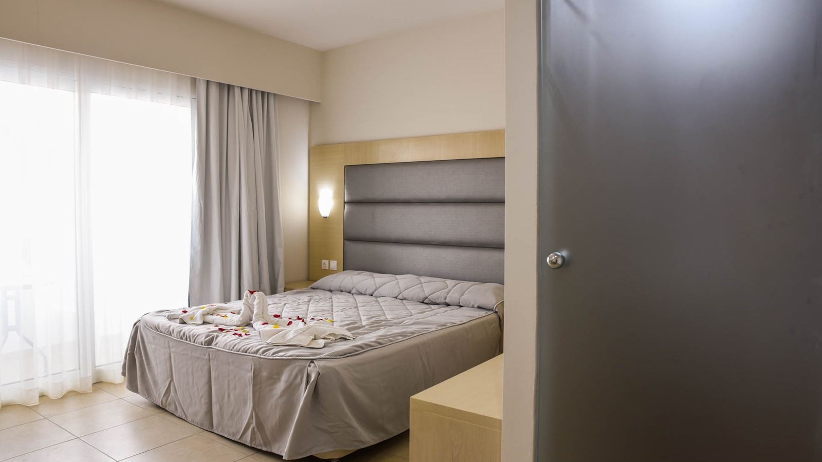 rooms-superior-apartment-balcony-or-terrace