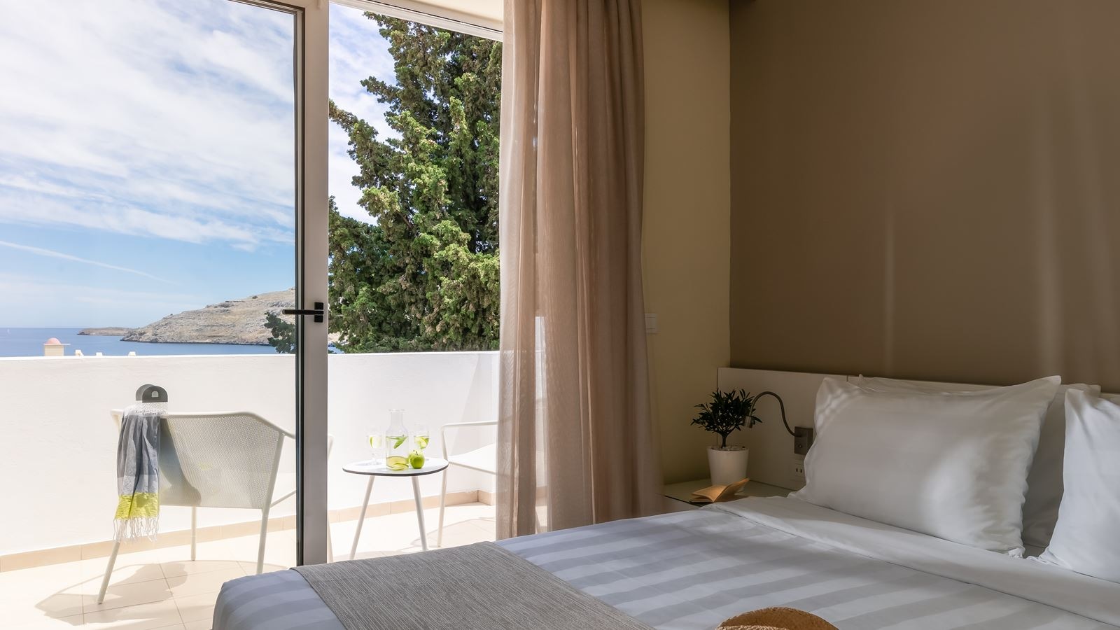 rooms-deluxe-sea-view