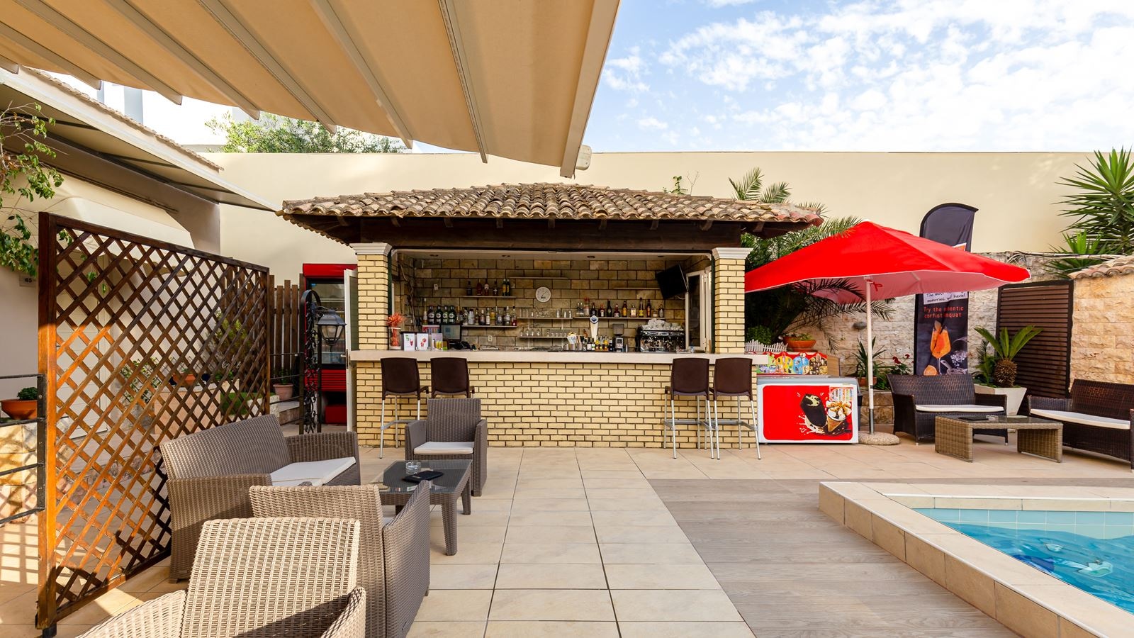 restaurants-pool-bar