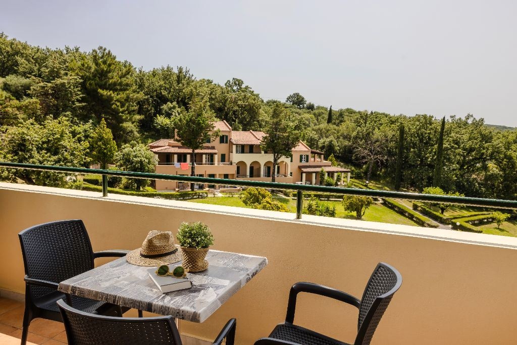 rooms-one-bedroom-family--side-sea-view-balcony-or-terrace