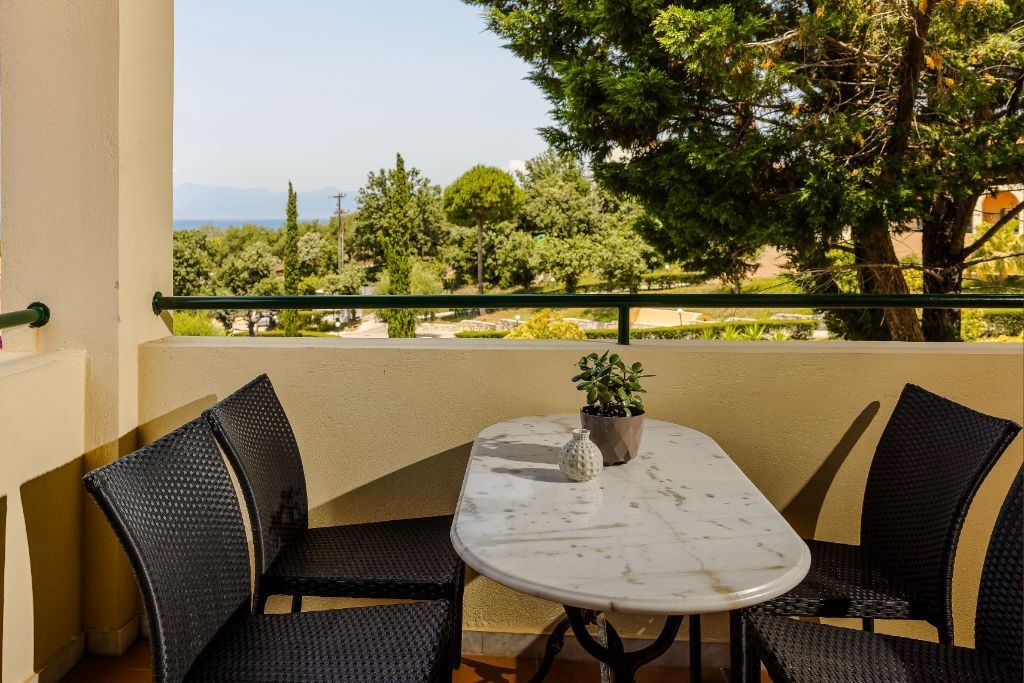 rooms-one-bedroom-family--side-sea-view-balcony-or-terrace