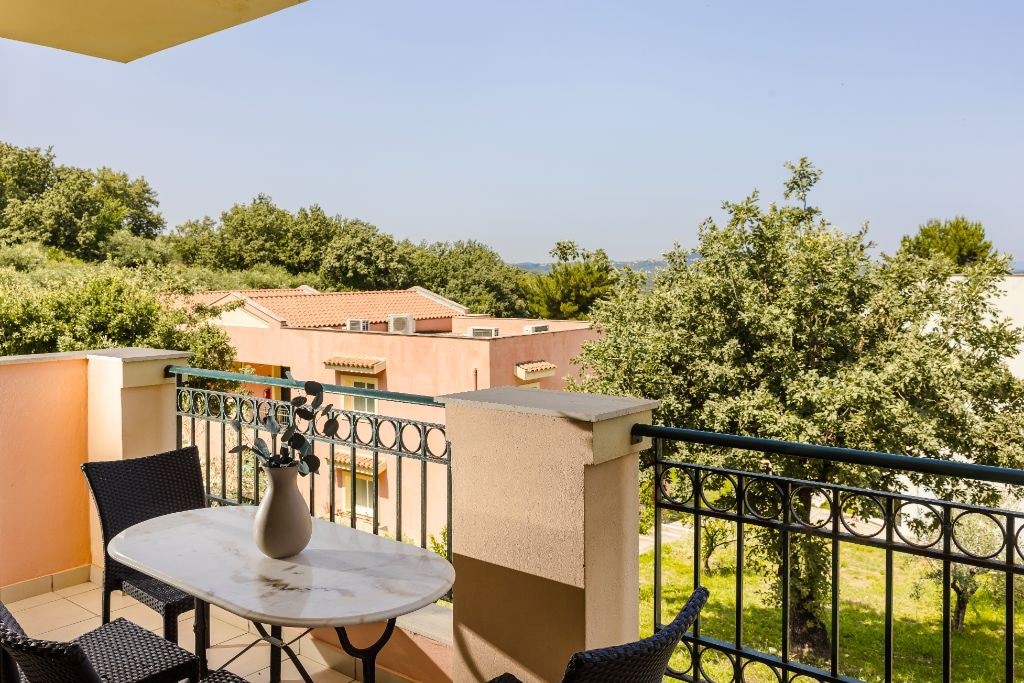 rooms-one-bedroom-family--superior-garden-view-balcony-or-terrace