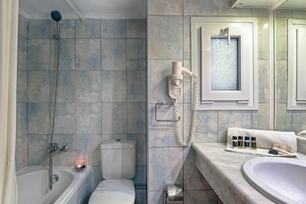 rooms-2-bedroom-family-room-mountain-view