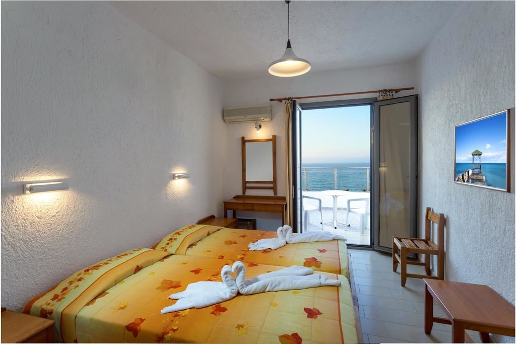 rooms-double-room-balcony-sea-view