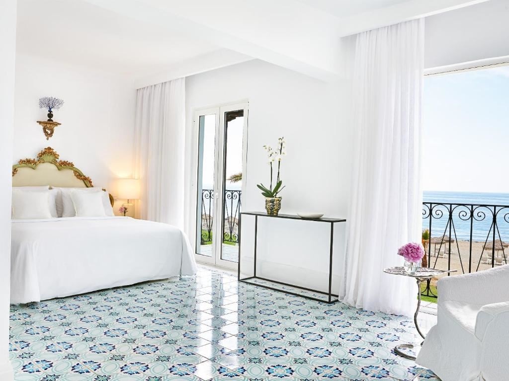 rooms-3-bedroom-beach-villa-seafront