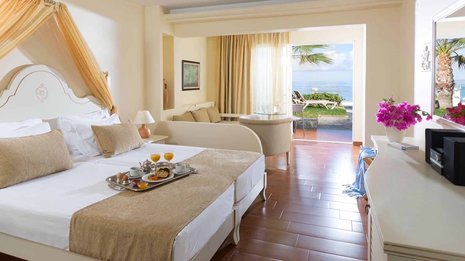 rooms-junior-suite-beach-front-with-own-garden