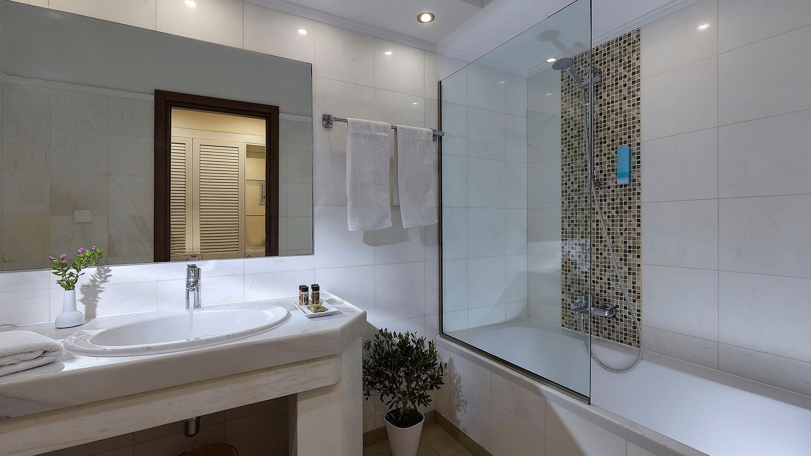 rooms-luxury-superior-room-beach-front