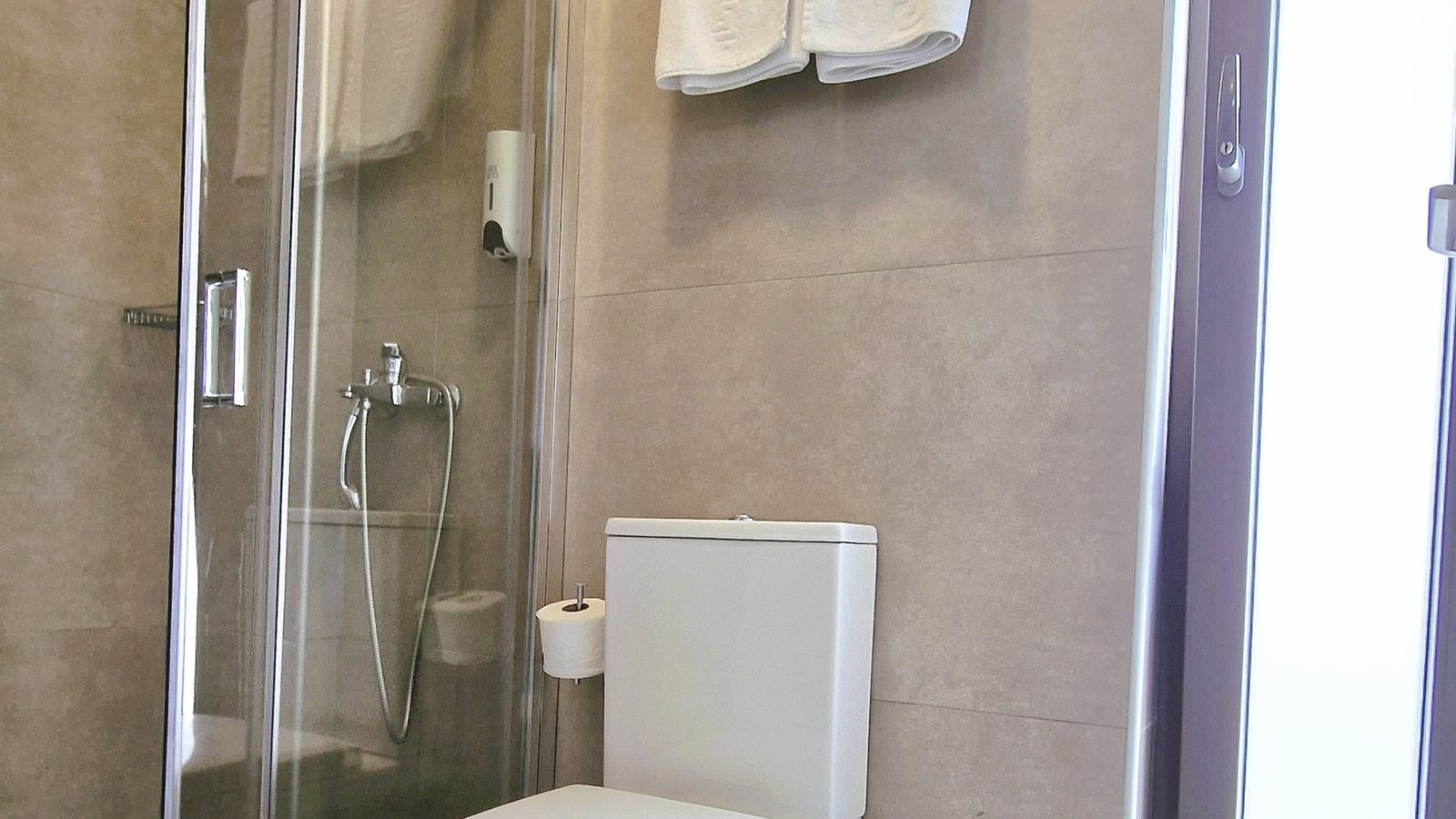 rooms-junior-suite-direct-sea-view-app-40-sqm--balcony-app-10-sqm