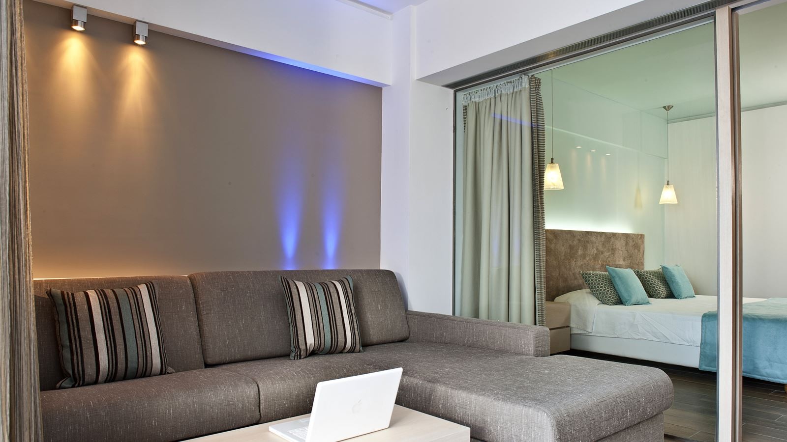 rooms-modern-suite-junior-sea-view--private-pool