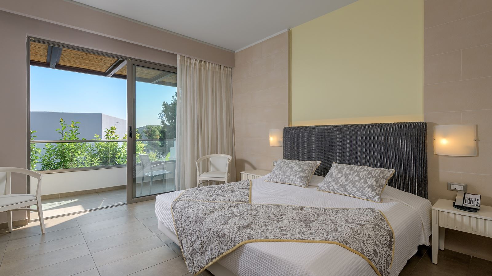 rooms-superior-family-room-mountain-view