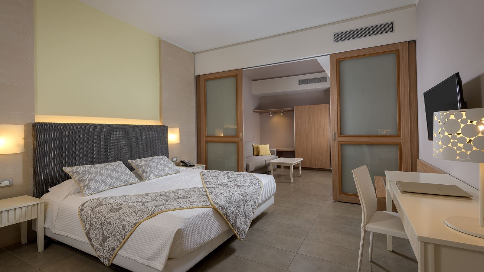 rooms-superior-family-room-mountain-view