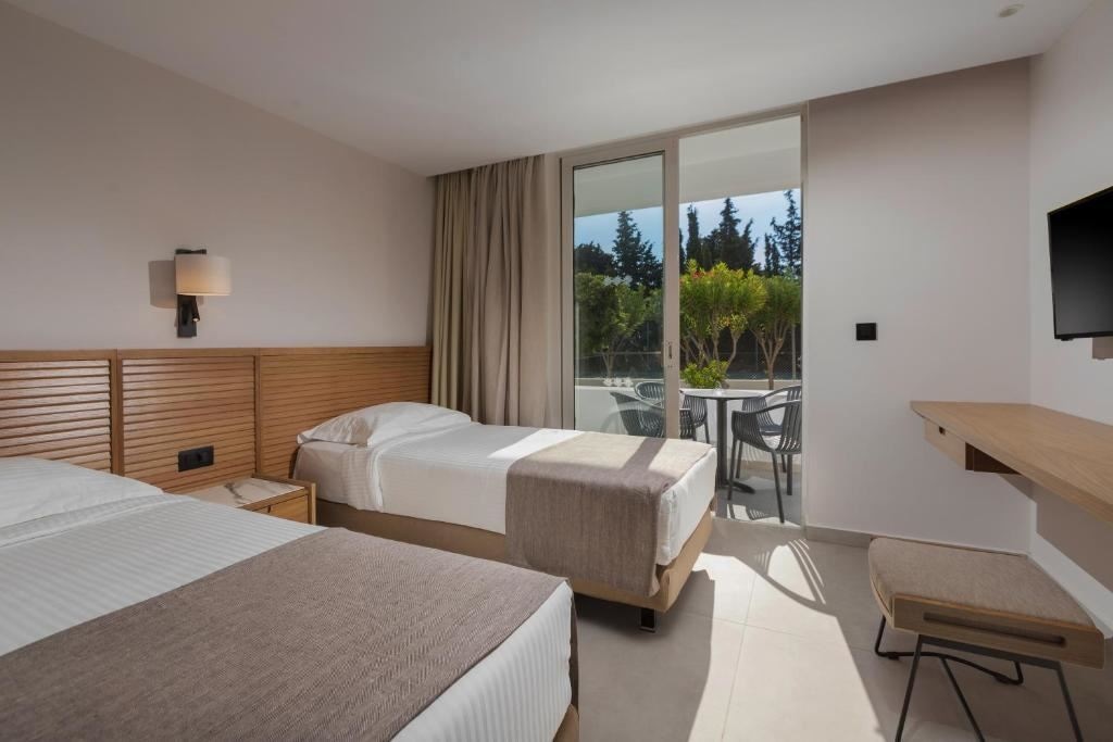 rooms-family-premium-balcony-or-terrace