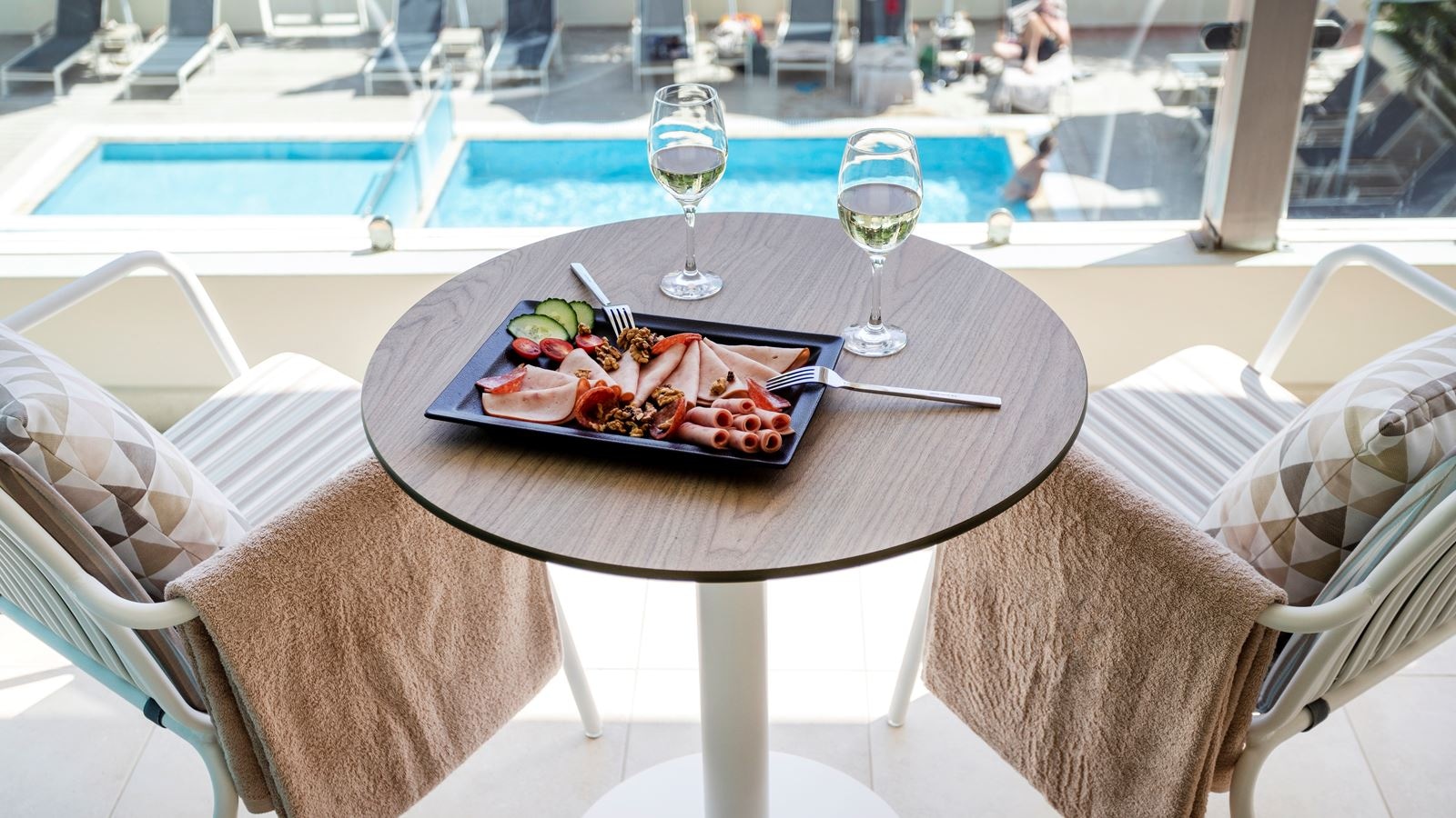 rooms-junior-suite-pool-view