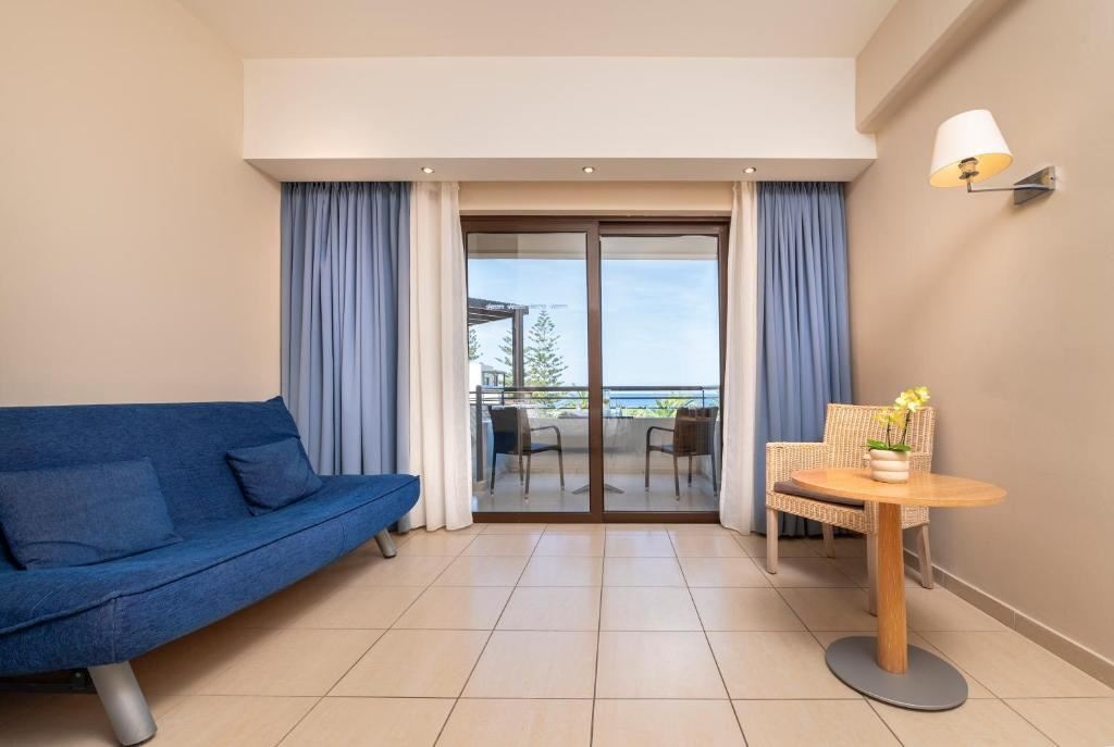 rooms-family-room-openplan-sea-view