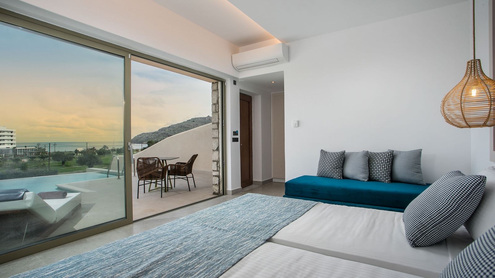 rooms-superior-suites-side-sea-view-with-private-pool