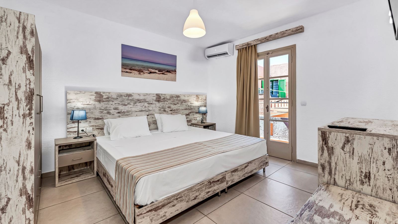 rooms-suite-junior-1-bedroom--living-room-balcony-or-terrace