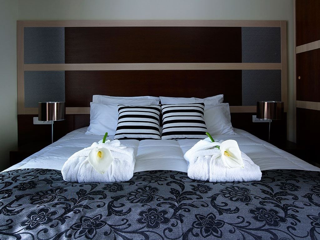 rooms-family-suite-one-separate-bedroom