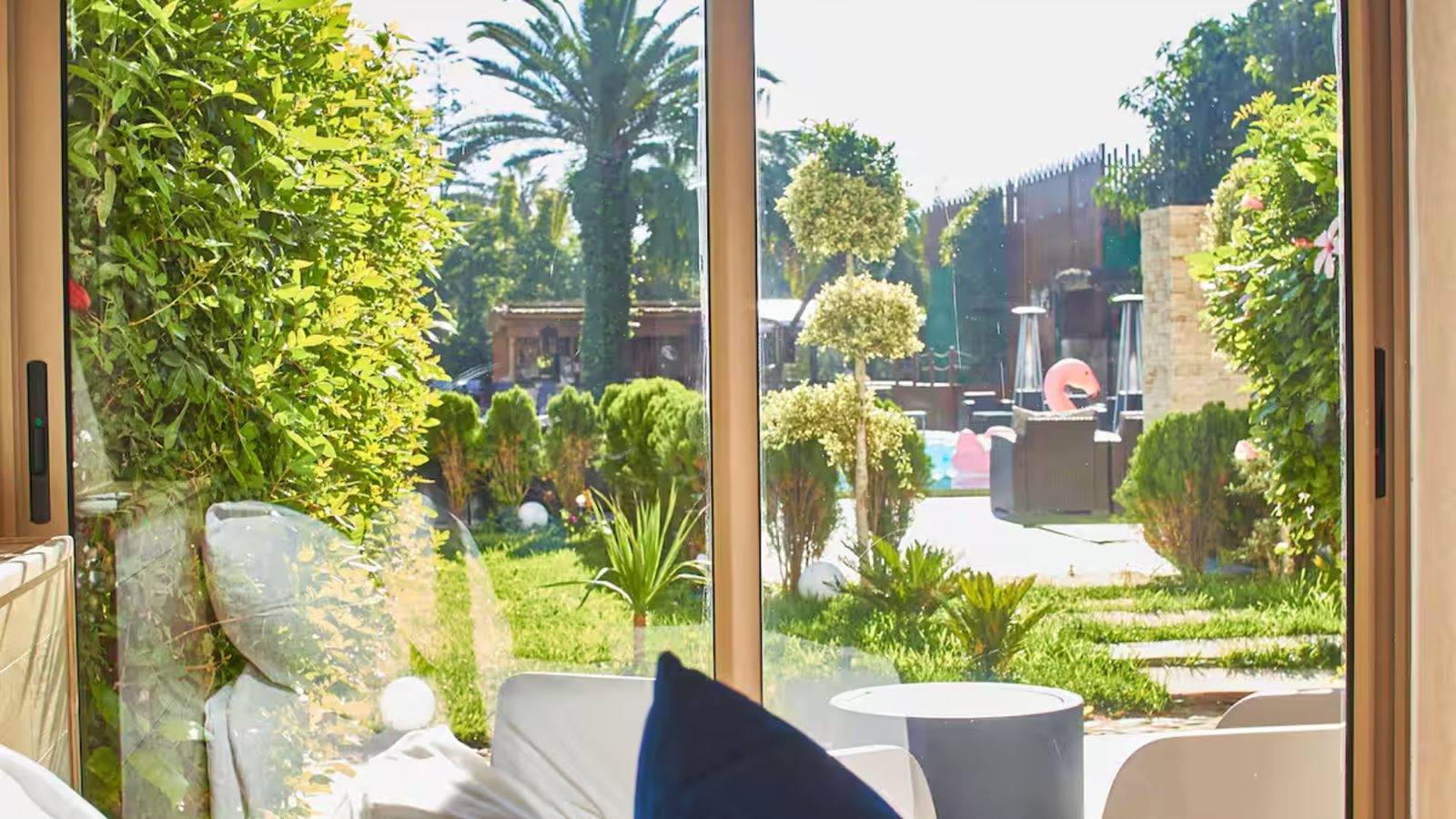 rooms-double-standard-room-poolview