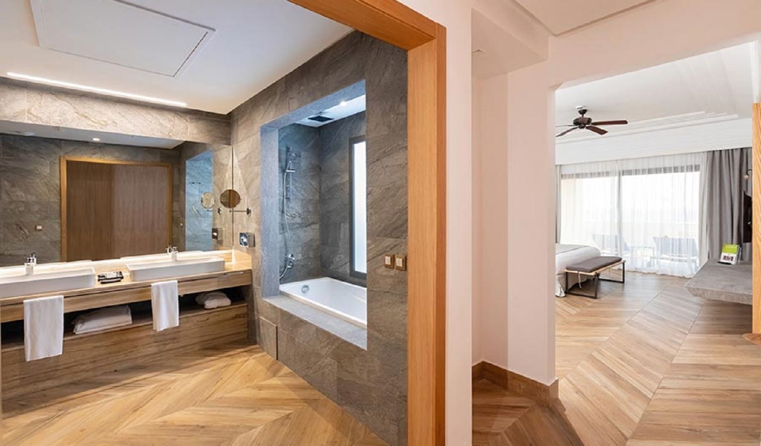 rooms-suite-swim-up-adult-only