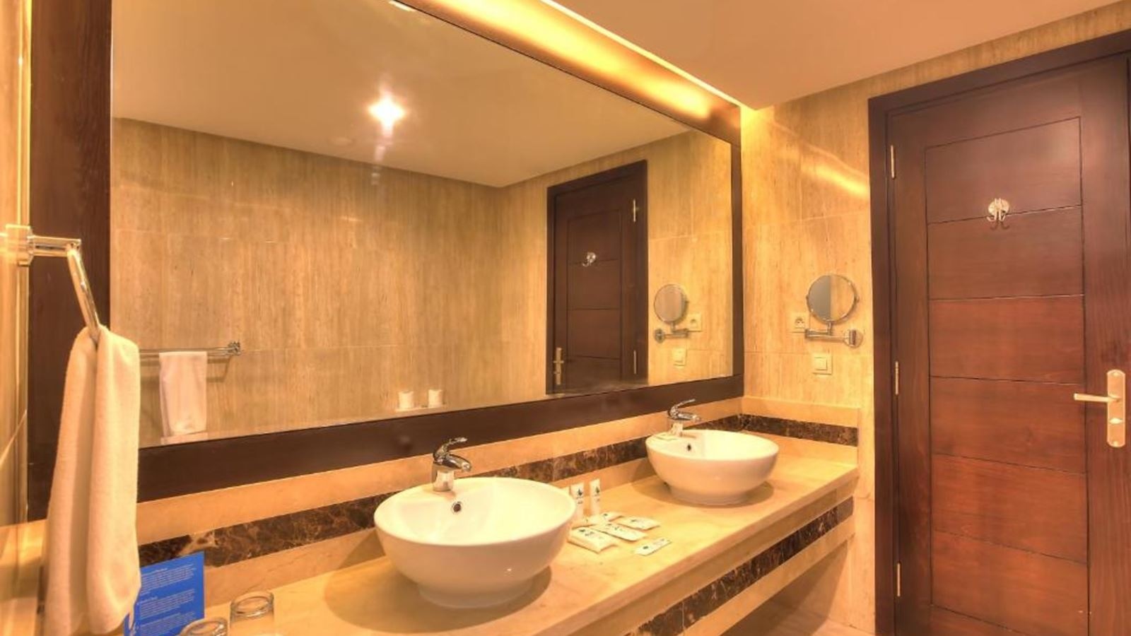 rooms-familyroom-gardenview