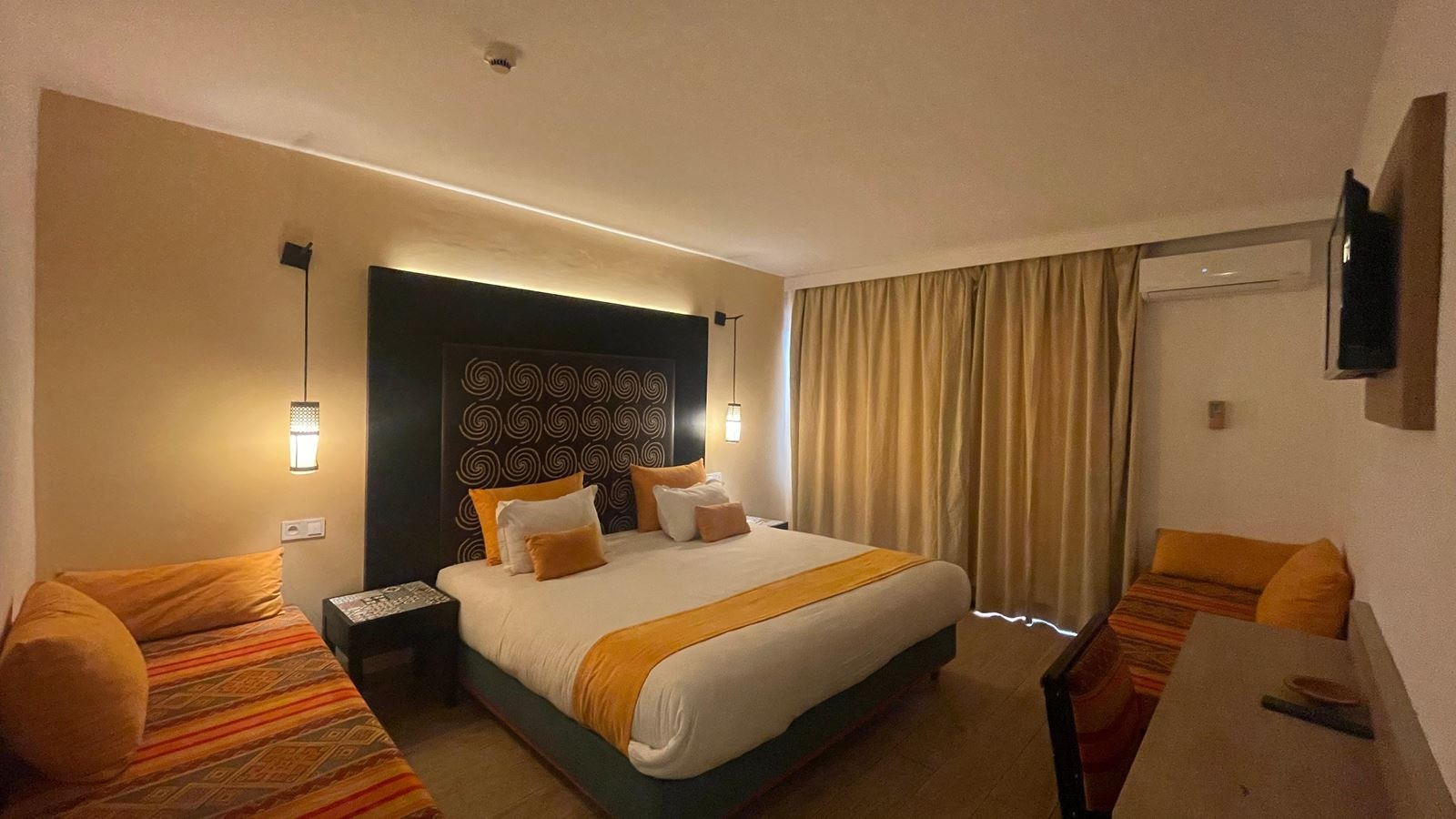 rooms-familyroom-gardenpool-view