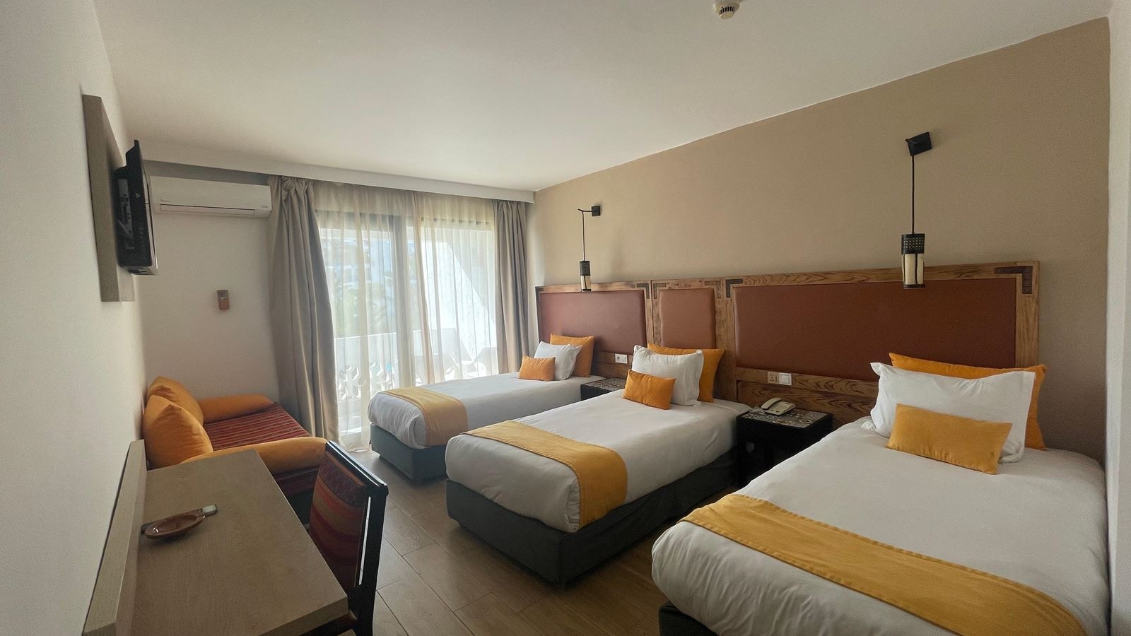 rooms-familyroom-gardenpool-view