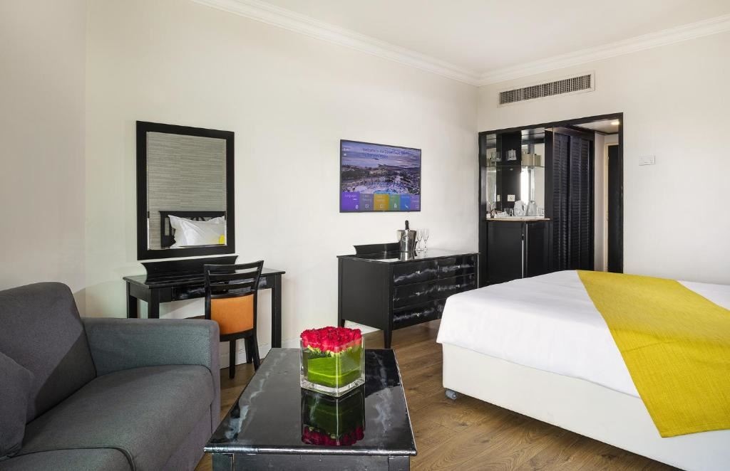 rooms-deluxe-room-balcony