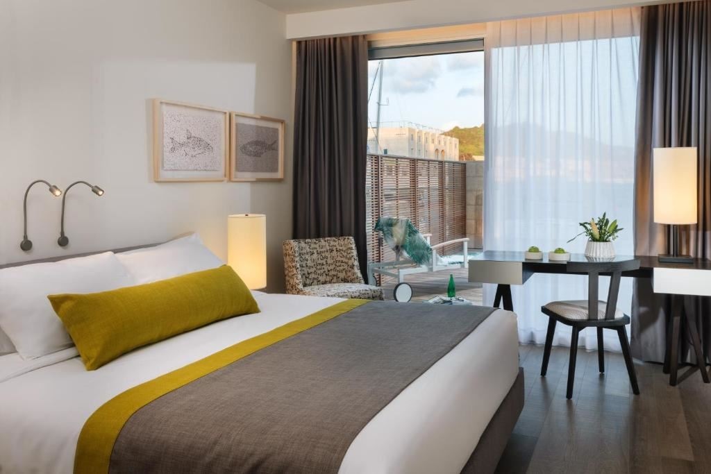 rooms-deluxe-suite-with-balcony