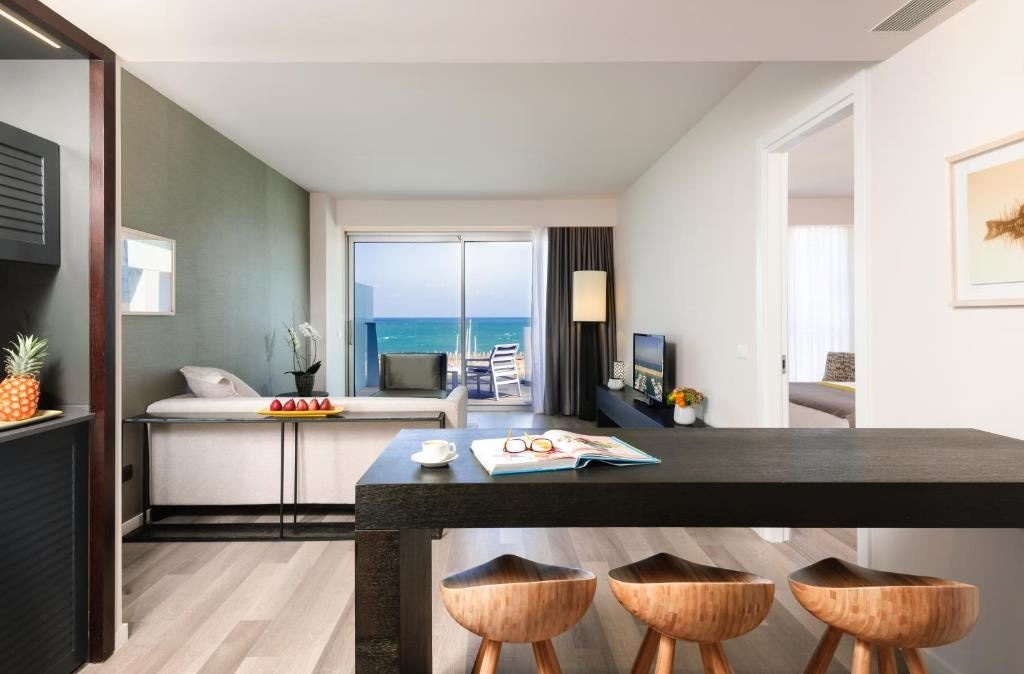 rooms-executive-suite-marina-view-with-balcony