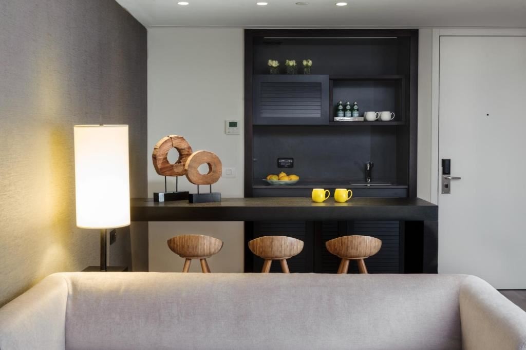 rooms-executive-suite-marina-view-with-balcony