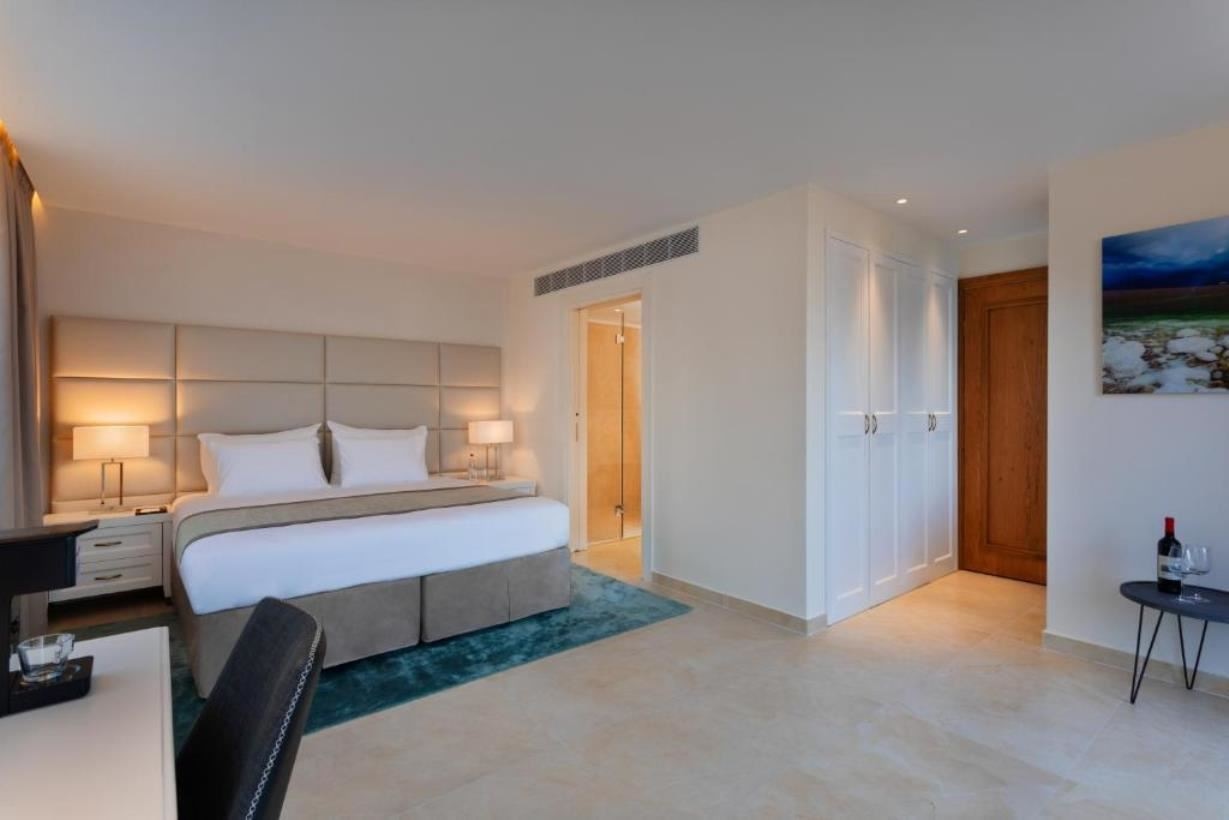 rooms-premium-with-pool-view