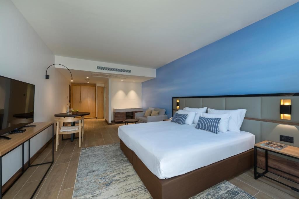 rooms-studio-room-pool-view