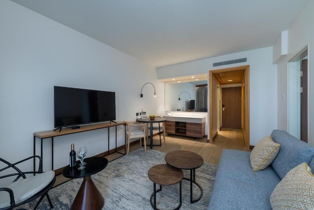 rooms-family-room-pool-view