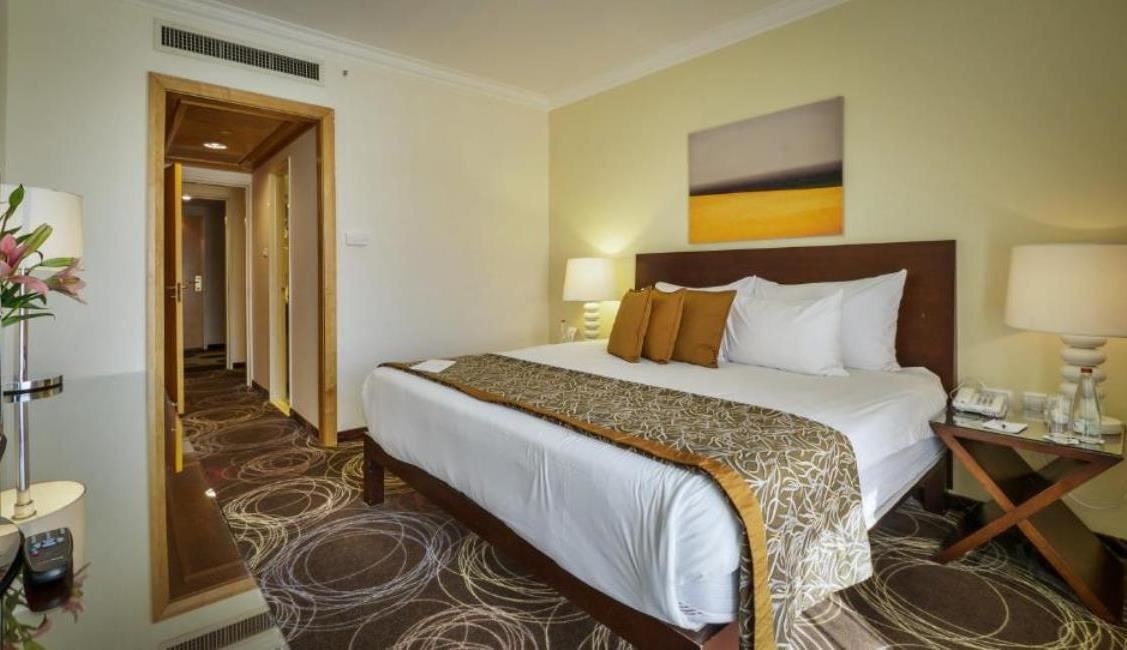 rooms-suite-room-pool-view