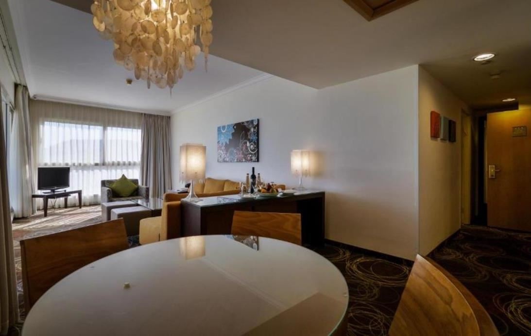 rooms-suite-room-pool-view